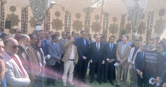 محافظ قنا يضع حجر أساس وحدات سكنية للعاملين بشركة مياه الشرب.. فيديو