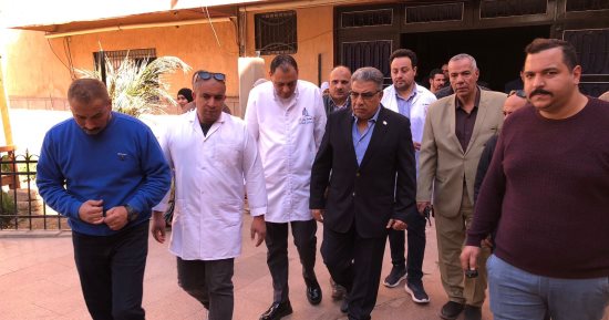 محافظ الدقهلية يطمئن على حالة مصابى انقلاب سيارة عمال ويعزى أسر المتوفين