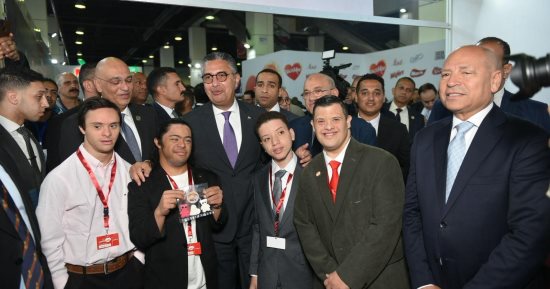 وزير التموين يلتقط صورا تذكارية مع ذوى الهمم ويشيد بمنتجاتهم فى معرض أهلا رمضان.. فيديو