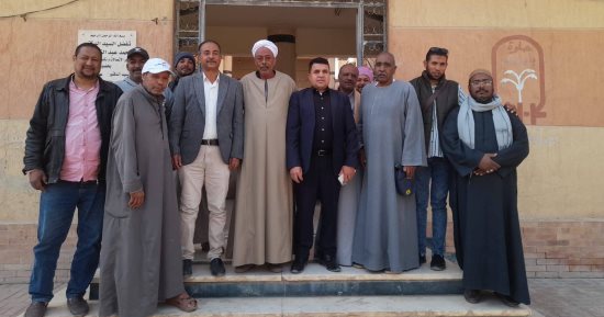 رئيس مدينة الطود يعقد لقاء مع المواطنين بقرية منشية النوبة لبحث مشكلاتهم.. صور