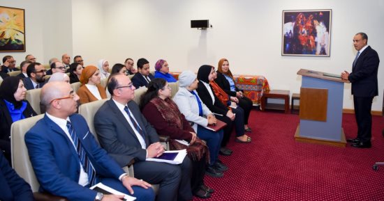 وزير الخارجية يتفقد سير العمل بقطاع التعاون الدولى