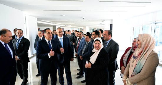 فى أول ساعة عمل بعد حلف الوزراء الجدد اليمين الدستورية.. مصطفى مدبولى يمر على قطاعات الأمانة العامة لمجلس الوزراء.. ويشكر الموظفين على جهودهم المبذولة ويطالبهم بمزيد من الجهد خلال الفترة المقبلة.. صور
