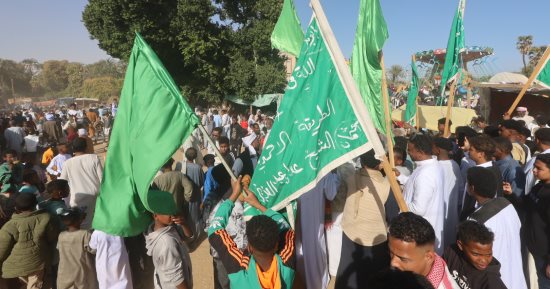 إرث روحانى يتجدد.. أهالى الكوبانية بأسوان يحتفلون بمولد إمام العارفين أبو اليزيد البسطامى.. دورة المولد وليالى الذكر وولائم العشاء وملاهى الأطفال أبرز المظاهر الاحتفالية.. والأسواق تنتعش مع قدوم الزوار.. صور
