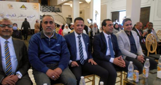 نائب محافظ قنا يشهد حفل تخريج 100 متحرر من الأمية ضمن مشروع نور حياتهم