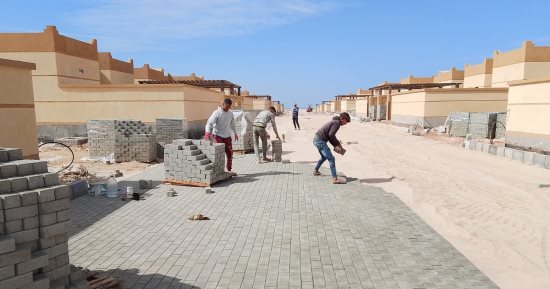 محافظ جنوب سيناء: تطوير طريق حمام موسى واستكمال 60 منزلا بدويا بالجبيل