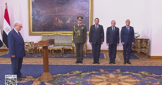 حسين عيسى يؤدى اليمين الدستورية نائبا لرئيس مجلس الوزراء للشئون الاقتصادية