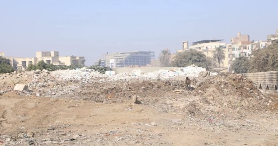 هيئة نظافة القاهرة ترفع مخلفات الهدم بمحيط سور مجرى العيون