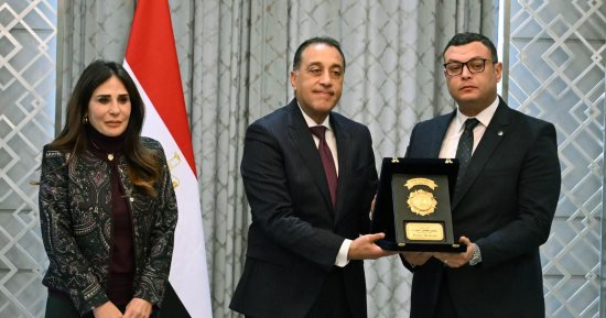 مصطفى مدبولى يُكرم الوزراء السابقين بحضور الوزراء الجدد
