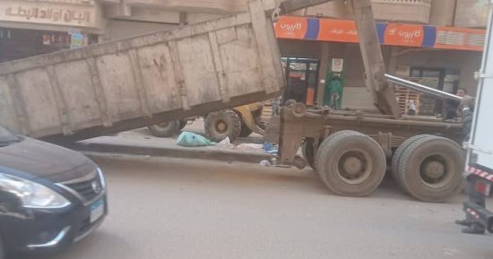 محافظة الجيزة تدعم منطقة المنشية فيصل بحاويات كبيرة للنظافة
