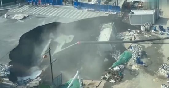 لحظة مرعبة.. انهيار أرضى ضخم يبتلع طريقا رئيسيا فى شانجهاى أثناء حفر المترو