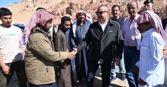 محافظ جنوب سيناء يزور «طوبيا» بمدينة طابا ويلتقى مشايخ وعواقل التجمع.. صور