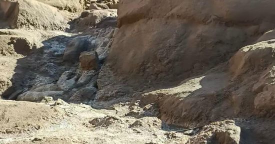 المجلاة.. عين مياه تنبض بالحياة وسط صحراء وجبال سفاجا.. على ارتفاع 5 أمتار من سطح الأرض.. تجذب رحلات السفارى من مختلف جنسيات العالم.. محطة شرب للطيور المهاجرة والحيوانات البرية ويعانقها تاريخ عريق.. صور