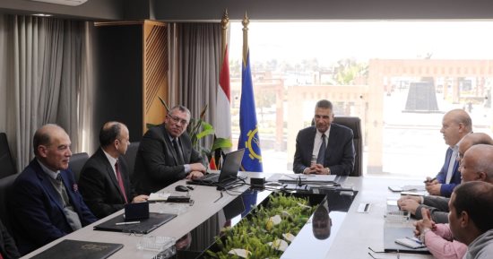 محافظ أسوان يبحث دعم الاتصالات بالمناطق النائية