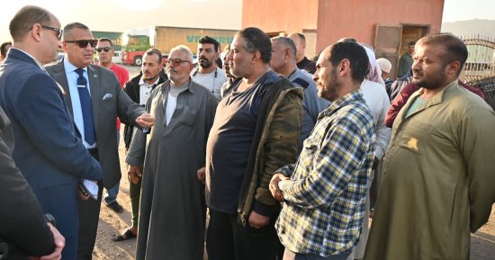 محافظ جنوب سيناء يجرى جولة ميدانية لتفقد ساحات الشاحنات بمدينة نويبع 