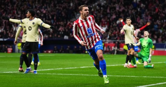 أتلتيكو مدريد يضع قدما في نهائي كأس إسبانيا برباعية ضد برشلونة
