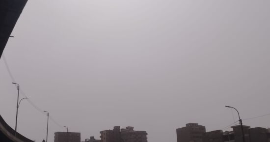 الجو قلب.. رياح شديدة محملة بالغبار وأتربة فى سماء المنيا.. فيديو