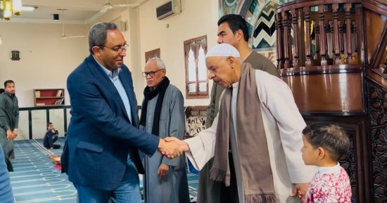 محافظ قنا يؤدى صلاة الجمعة بمسجد "شنهور" فى قوص ويستمع لمطالب المواطنين   