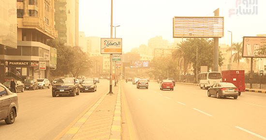 سيناريو النجاة فى مواسم الغبار.. خبراء المرور يضعون الدليل الكامل للقيادة وسط العواصف الترابية.. عندما تسرق الرياح الرؤية التزم بمسافات الأمان.. لا تتجاوز السرعة وتحرك فى وسط الطريق.. استخدم الأضواء ومنبه الصوت