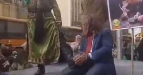 إيرانيون ينفذون مشهدا وهميا لإعدام دونالد ترامب فى الشوارع