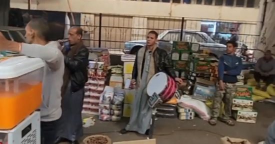 بالطبل والمزمار.. بياعين الياميش يروجون بضاعتهم فى سوق الساحل