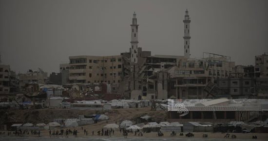 بين البحر والخيام.. 11 مشهدًا توثق معاناة النازحين على شواطىء غزة