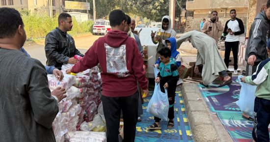 مبادرة منذ 4 سنوات.. شباب الحميدات في قنا يوحدون جهودهم لتجهيز شنط رمضان.. صور