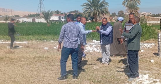 إزالة 45 حالة تعد واسترداد 7 آلاف متر بقرية المحروسة فى قنا 