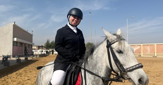 من مدرجات الطب إلى صهوة الحصان.. جنة عبدالفتاح طالبة طب بشرى بدرجة فارسة..  18 عامًا من الحلم والطموح بين سماعة الطبيب وصهيل الخيل..  «جود» رفيقة طريقها.. وتؤكد: الفروسية صنعت نجاحي وأحلم بتمثيل مصر عالميا