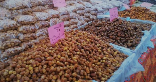 منتجات مطروح الطبيعية على موائد رمضان.. البلح وزيت الزيتون والمخلل تزين محلات مطروح.. اعتماد الأساليب التقليدية والأسمدة العضوية تميز منتجات مطروح وسيوة.. واحة سيوة من أكبر منتجى التمور للأسواق المحلية والتصدير
