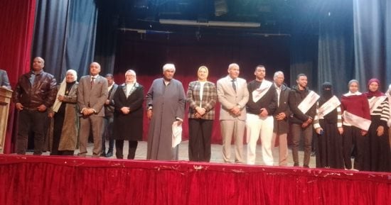 محافظ قنا يهنئ مديرية التعليم لفوزهم بالمركز 3 على الجمهورية بمسابقة أوائل الطلاب