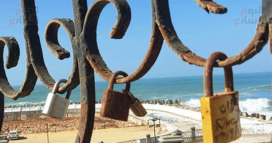 أشهر مكان للاحتفال بعيد الحب فى الإسكندرية.. أقفال الحب الأبدى تزين كوبرى ستانلى 14 فبراير من كل عام.. العشاق يضعون أقفال جديدة تحمل الأحرف الأولى من أسمائهم وعبارات الغرام.. فيديو وصور