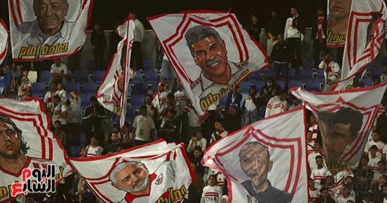 جماهير الزمالك ترفع لافتات لنجومه التاريخيين فى ليلة الفوز على كايزر تشيفز.. صور
