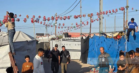 فوارغ تتحول إلى فوانيس.. نازحو غزة يستقبلون رمضان ببهجة.. صور