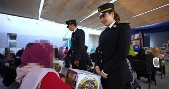 كراتين الوفاء تسعد البسطاء.. الداخلية ترسم بسمة رمضان فى بيوت المصريين.. ملحمة إنسانية لرجال الشرطة بالحقول والورش تنفيذا لتوجيهات الرئيس السيسي.. وأسطول الخير يجوب الشوارع من العاصمة إلى أقاصى الريف
