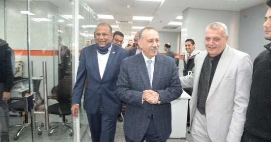محافظ أسيوط يتفقد مركز الخدمات المميز بالغرفة التجارية