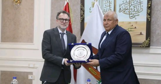 محافظ الوادي الجديد يلتقي سفير كندا لبحث فرص الشراكة فى المجالات التنموية