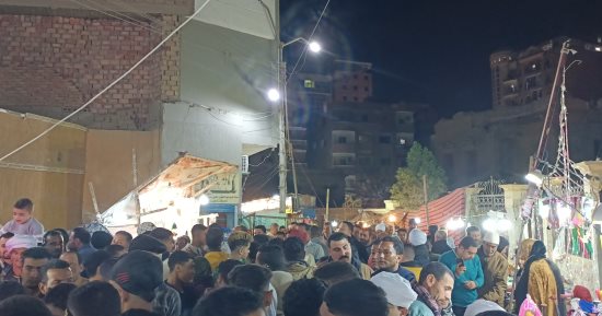 آلاف المحتفلين يحيون الليلة الختامية لمولد السيدة حورية في بني سويف.. الذكر والتواشيح تجذب الزائرين.. انتشار باعة الفول والحمص والعاب الاطفال .. وتوزيع الطعام وأطباق أرز بلبن