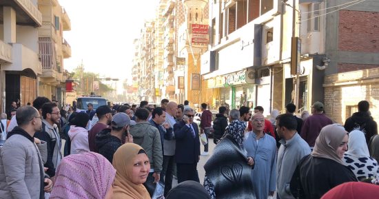 محافظ الدقهلية يتابع حالة الركوب بموقف السيرفيس بشارع جيهان