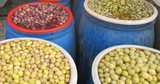 خيرات مطروح تزين موائد رمضان.. البلح وزيت الزيتون والمخلل في صدارة المشهد