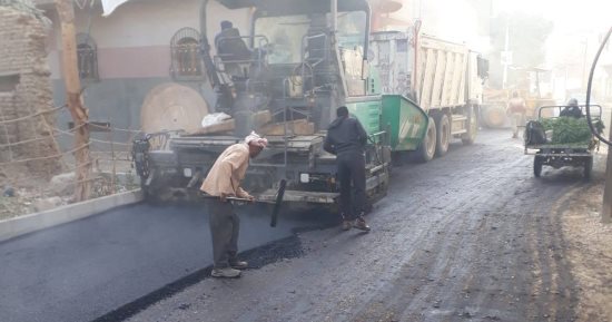 مدينة أرمنت تجرى عمليات رصف الطرق بكوبرى الشهيد في أرمنت الحيط.. صور