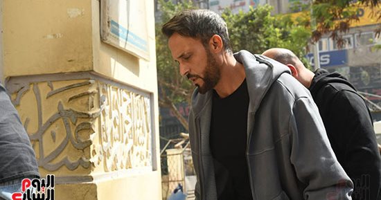 يوسف الشريف وأحمد داوود فى جنازة والدة ريم مصطفى.. صور 