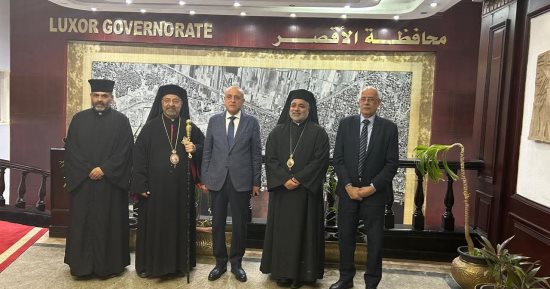 بطريرك الأقباط الكاثوليك يزور محافظ الأقصر لتعزيز التعاون المجتمعي