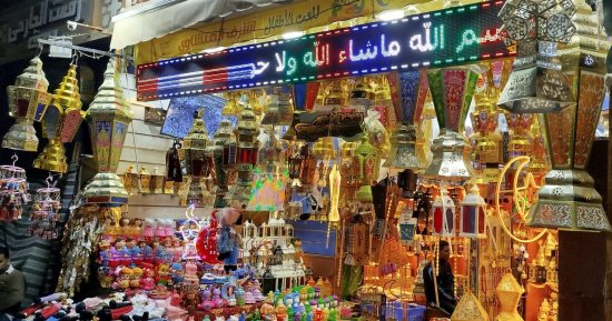 منطقة السيد البدوي في الغربية تتزين بفوانيس رمضان.. أجواء روحانية وهدايا الشهر الكريم في كل مكان.. إقبال كبير من المواطنين من المحافظات المجاورة للاستمتاع وشراء الهدايا.. وأصحاب المحال: موسم خير وبركة.. صور