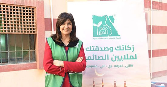السفيرة نبيلة مكرم: سعيدة بالمشاركة فى تعبئة كراتين رمضان لإيصالها للاكثر احتياجا