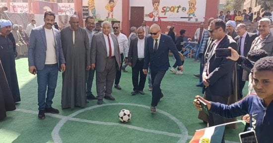محافظ الأقصر يلعب كرة قدم خلال افتتاح مجمع ملاعب مدرسة العضايمة.. صور