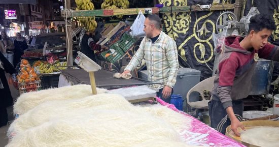 كنافة بلدي وقطايف.. شاهد أجواء رمضان وفرحة المواطنين بشوارع الدقهلية.. فيديو