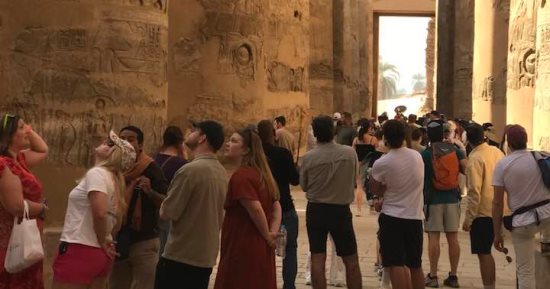 أفواج سياحية كبيرة تزور معابد الكرنك للاستمتاع بالطقس الشتوى الدافئ.. صور