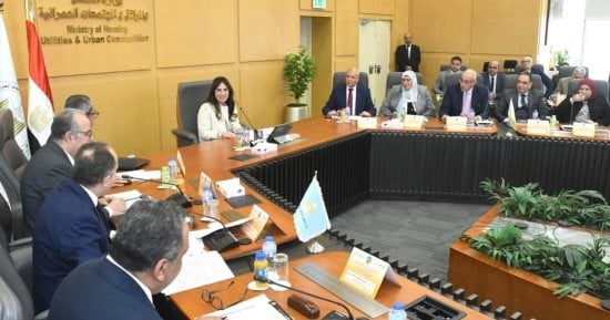 رئيس شركة المقاولون العرب يُقدم لوزير الإسكان تقريرا سنويا لمجلس إدارة الشركة