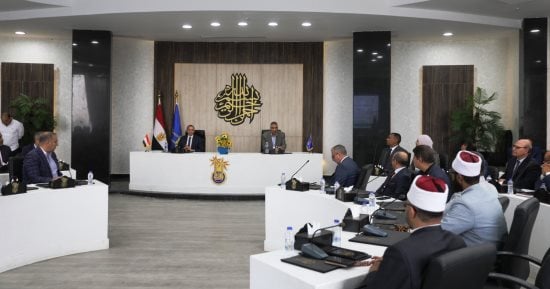فى أول اجتماع تنفيذى.. محافظ أسوان الجديد يضع خارطة التنمية
