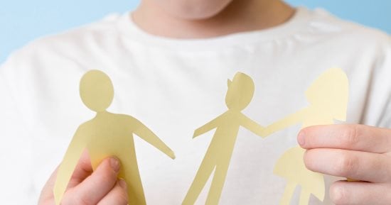 3 ساعات لا تصنع أبًا.. مأساة الآباء مع الرؤية.. حملة تطالب بعودة سن الحضانة إلى 7 سنوات وإقرار الرعاية المشتركة للأبناء.. والمتضررون: القانون الحالى يدمر الأسرة ويجعل الأب زائرًا وممولاً فى حياة ابنه